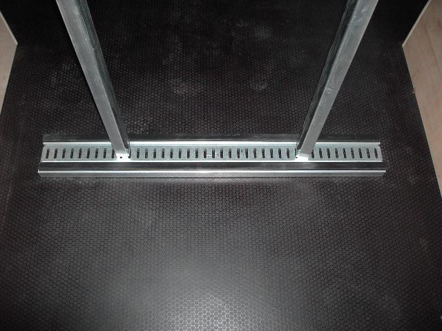 10 PIECE D'APPUI FIXE SUR LE PLANCHER