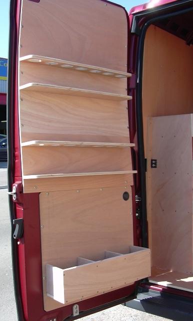 05 PROTECTION DE PORTE ARRIERE INTEGRANT SUPPORTS AEROSOLS