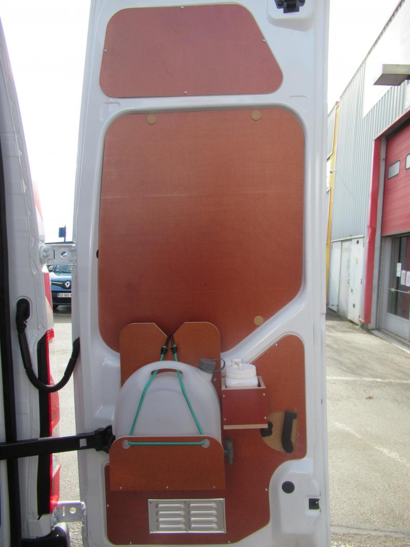 13 PROTECTION DE PORTE ARRIERE INTEGRANT SUPPORT BIDON ET PORTE SAVON